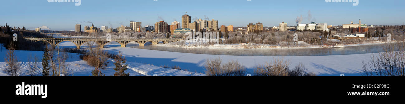 Canada, Saskatchewan, Saskatoon, panoramic view of downtown from the South Saskatchewan River banks Stock Photo