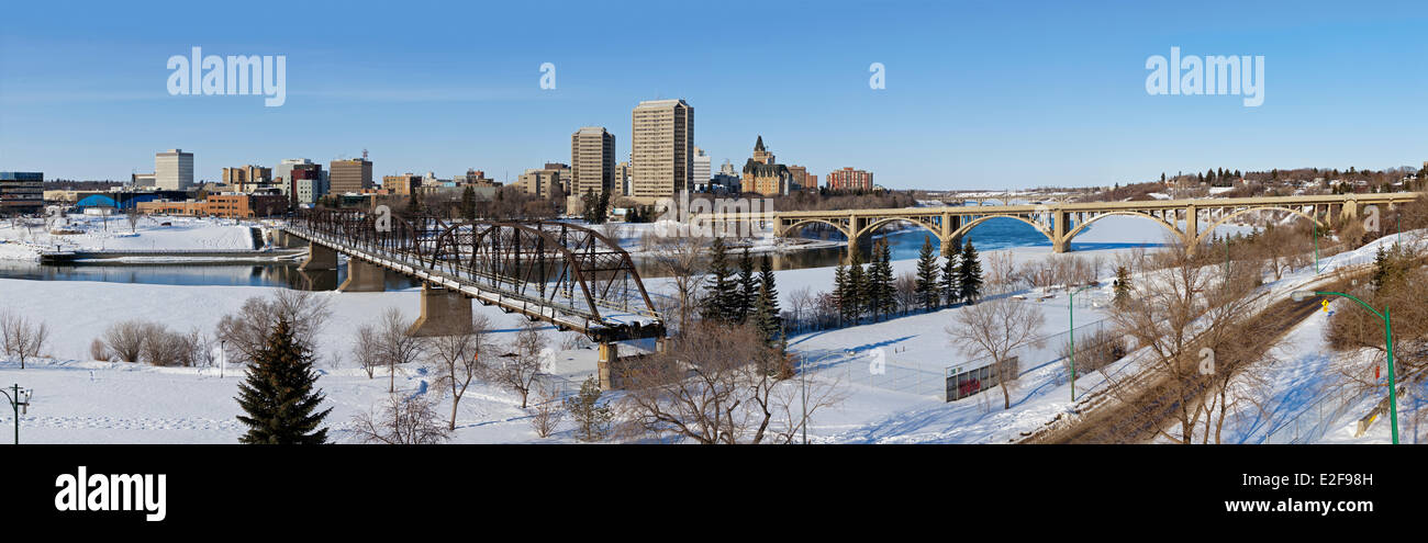 Canada, Saskatchewan, Saskatoon, panoramic view of downtown from the South Saskatchewan River banks Stock Photo
