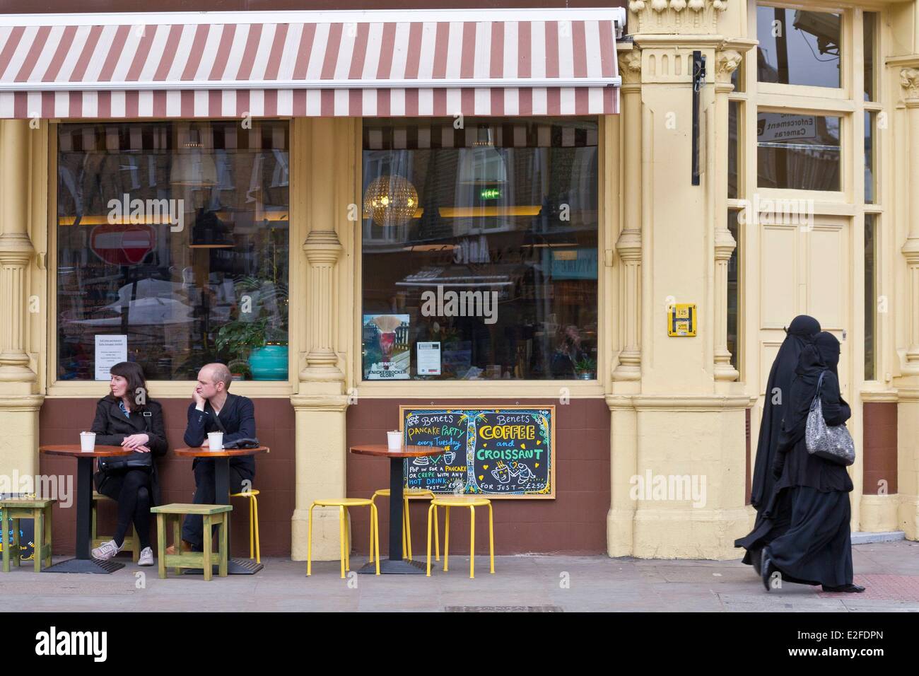 United Kingdom, London, Shoreditch, Brick Lane, veiled women outside the cafe Benet of Cambridge Stock Photo