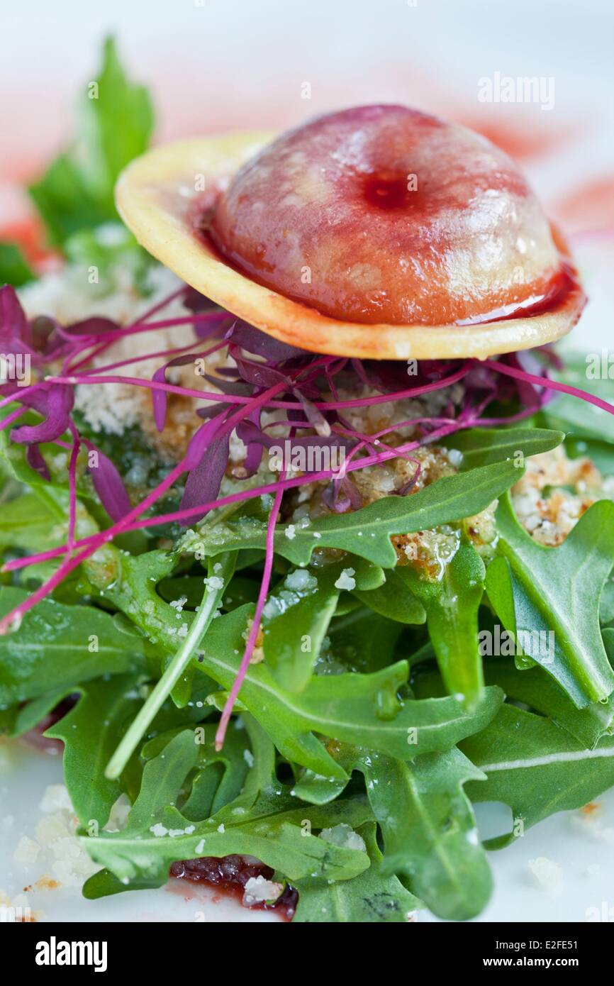 United Kingdom, London, Clerkenwell, The Zetter Hotel, Bistrot Bruno Loubet, beetroot ravioli with rocket and parmesan Stock Photo