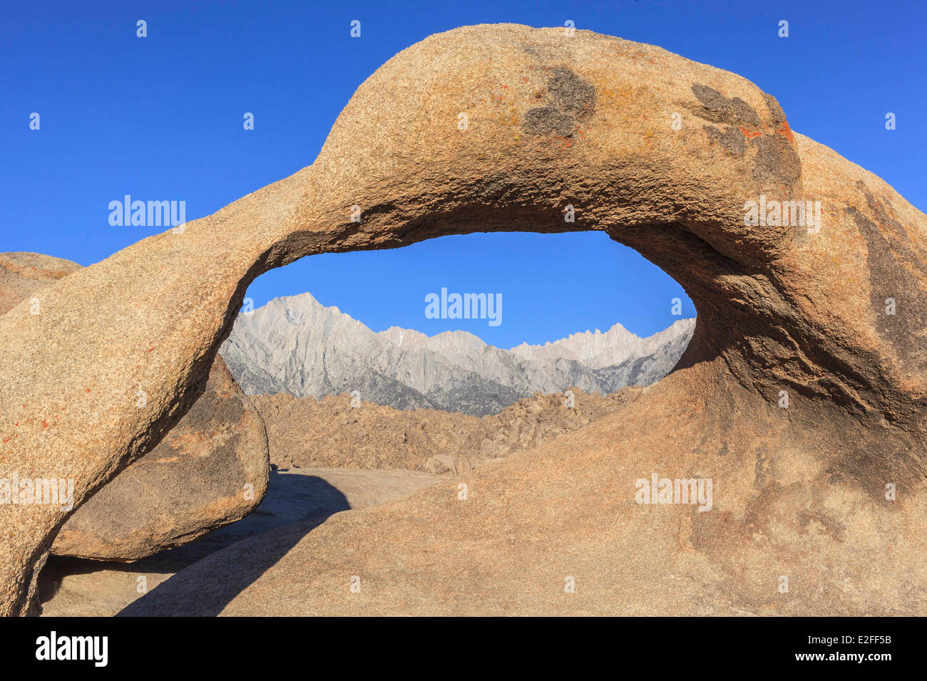 United States California Inyo National Forest Sierra Nevada mountains Alabama Hills near Lone Pine Mobius Arch framing Mount Stock Photo