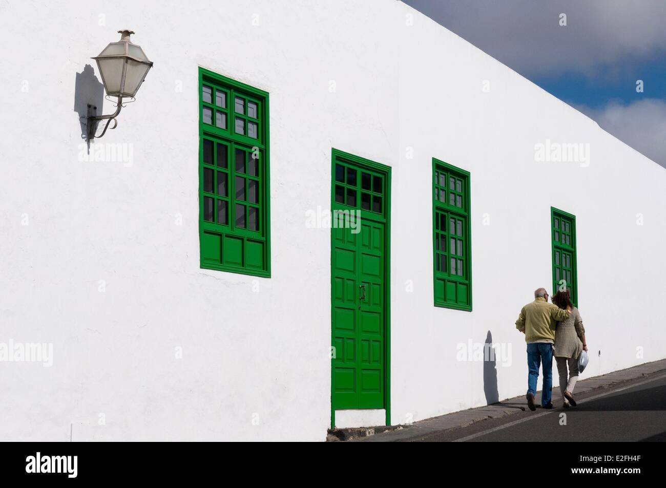 Rear view of white house hi-res stock photography and images - Alamy