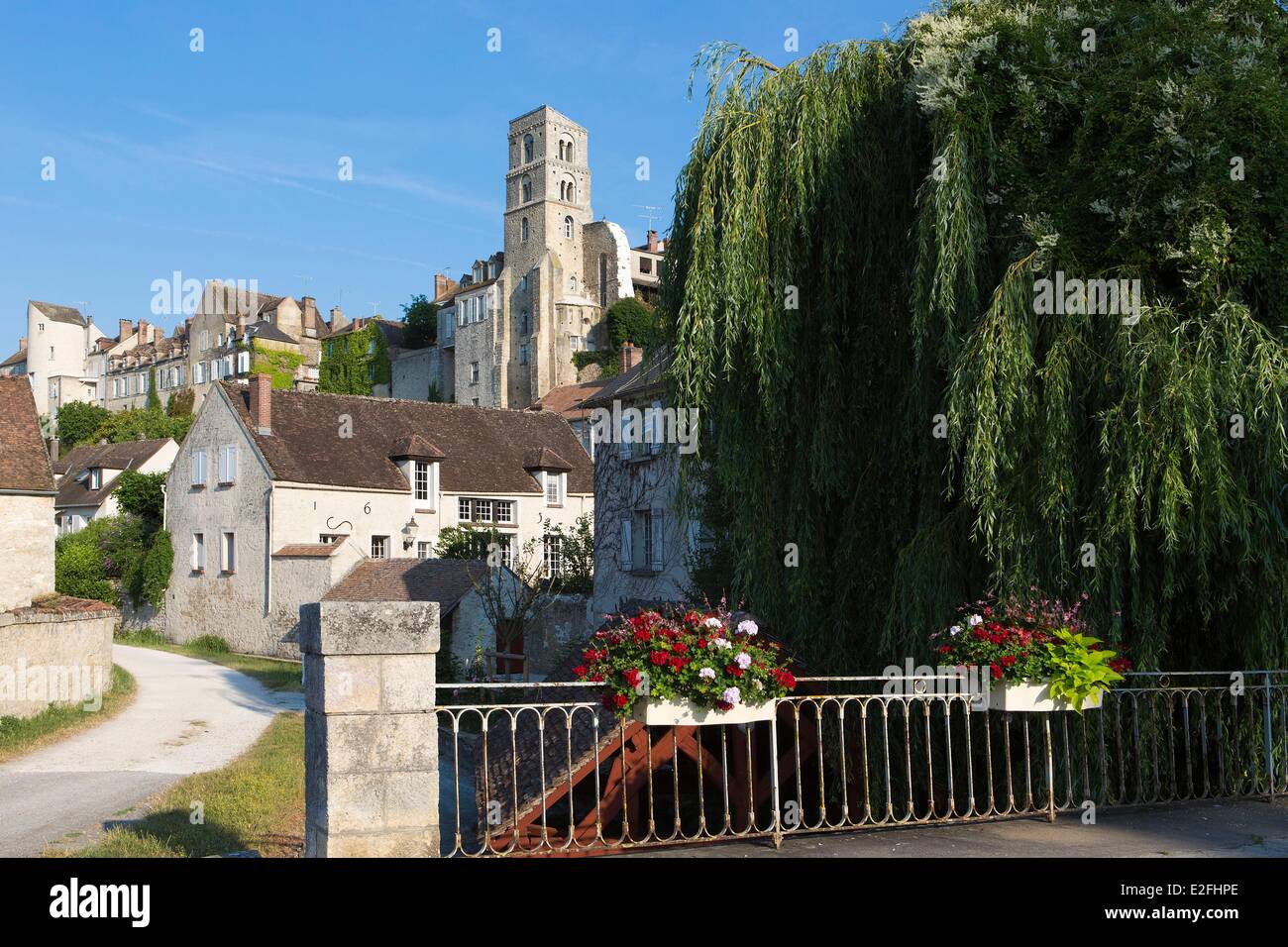 France Seine et Marne Chateau Landon St Thugal tower in the center and genaral view of the mediaval village from the riverside Stock Photo