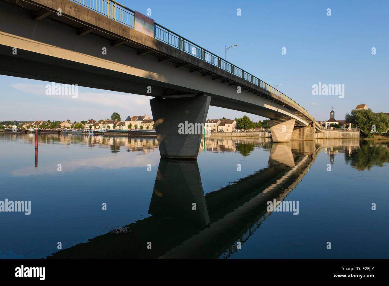 France, Seine et Marne, Saint Mammes, the Seine river the bridge and flat boat moored at wharf Stock Photo