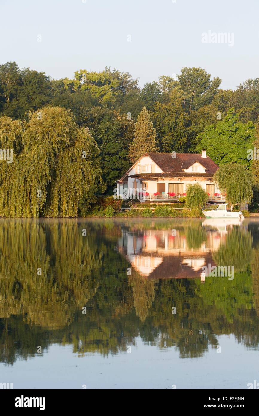 France, Seine et Marne, Fontaine le Port, house on the riverbanks of the  Seine river Stock Photo - Alamy