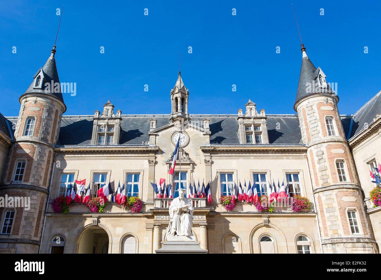 France, Seine et Marne, Melun, Jacques Amyot statue in front of the townhall Stock Photo