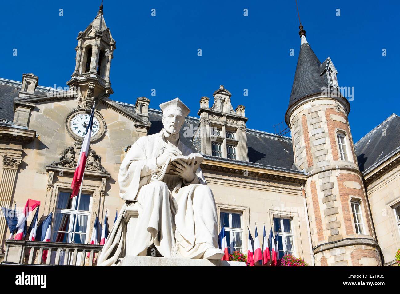 France, Seine et Marne, Melun, Jacques Amyot statue in front of the townhall Stock Photo