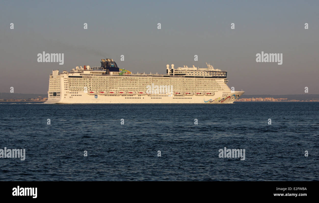 Norwegian Cruise Line (NCL) Cruise ship “Norwegian Epic” (325 mtrs) - departing port at late afternoon - Port of Palma Stock Photo