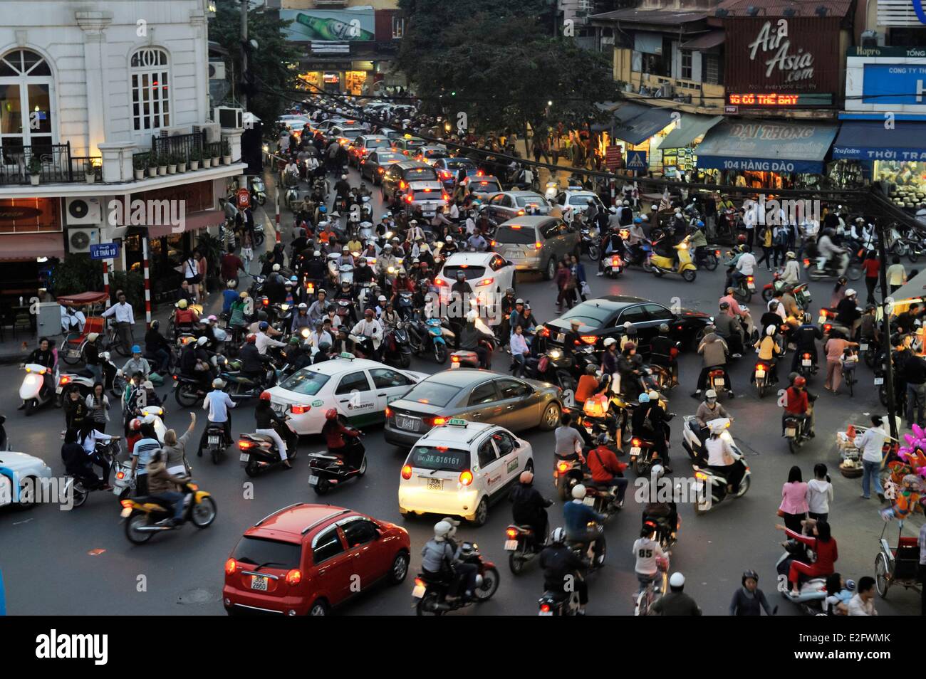Vietnam Hanoi traffic in the old city Stock Photo - Alamy