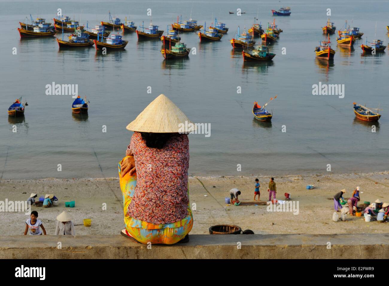 Vietnam Binh Thuan Province Mui Ne fishermen wifes taking rest in front of fishing port Stock Photo