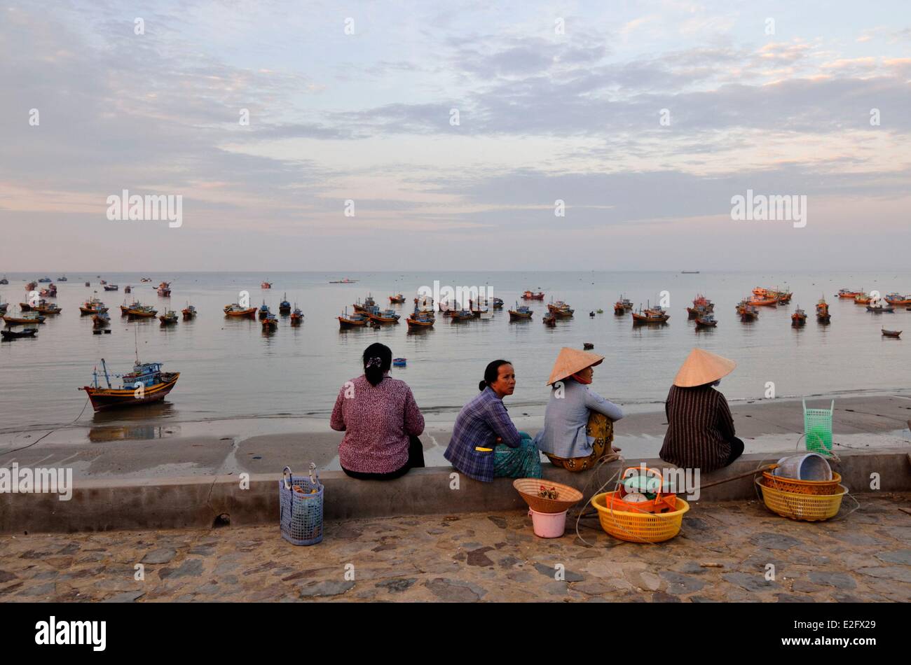Vietnam Binh Thuan Province Mui Ne fishermen wifes taking rest in front of fishing port Stock Photo