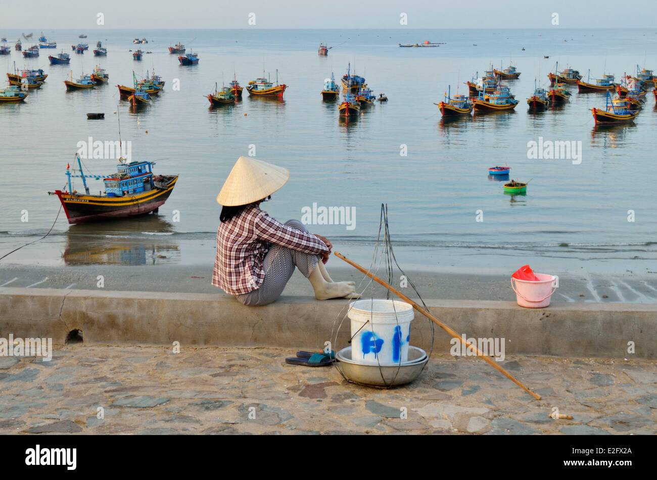 Vietnam Binh Thuan Province Mui Ne fishermen wifes taking rest in front of fishing port Stock Photo