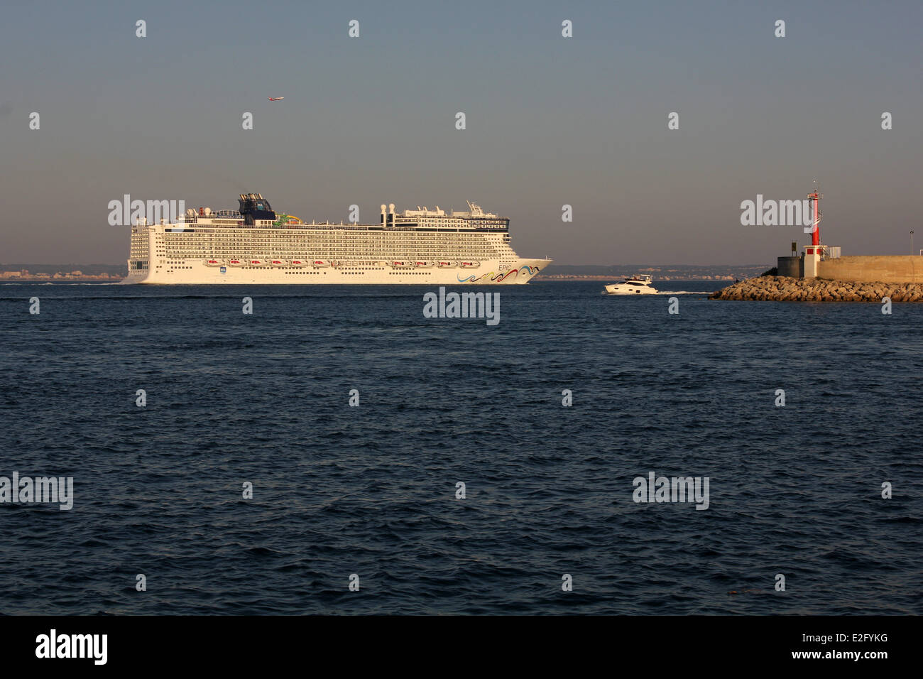 Norwegian Cruise Line (NCL) Cruise ship “Norwegian Epic” (325 mtrs) - departing port at late afternoon - Port of Palma Stock Photo