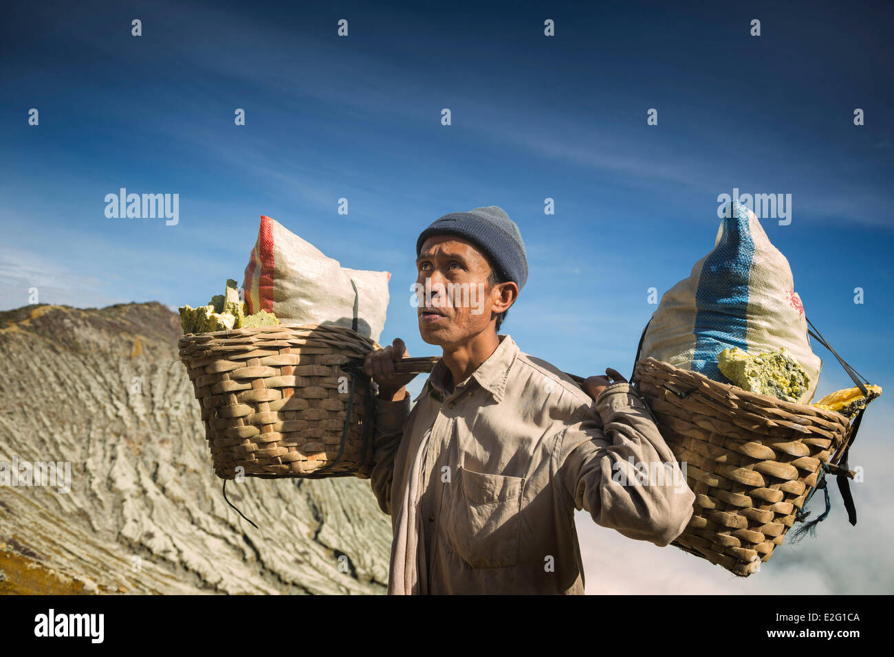 Workers Carrying Rocks Man carrying heavy rock hi-res stock photography and images - Alamy