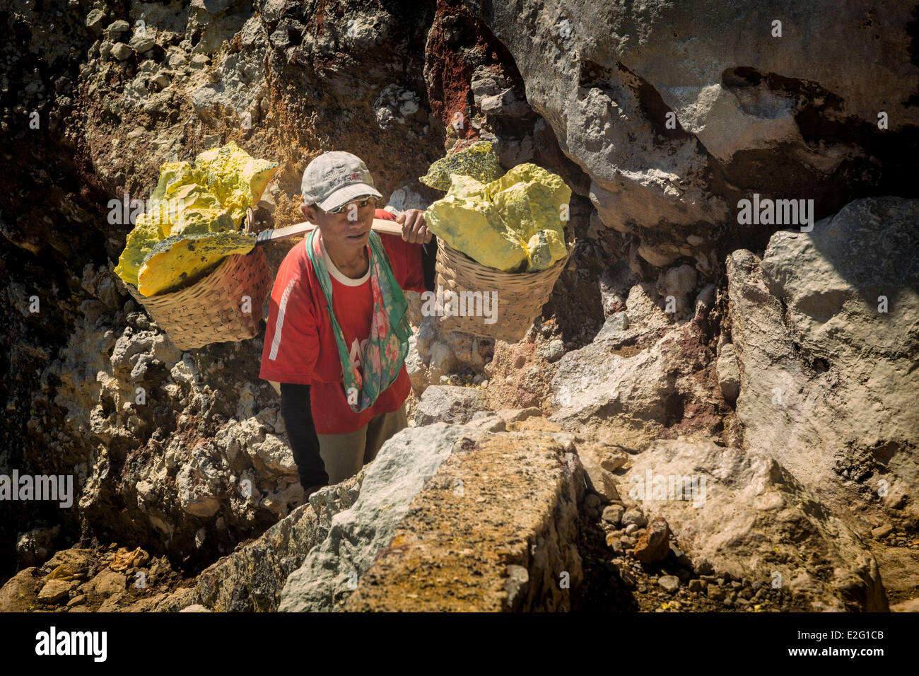 Workers Carrying Rocks Man carrying rock hi-res stock photography and images - Alamy