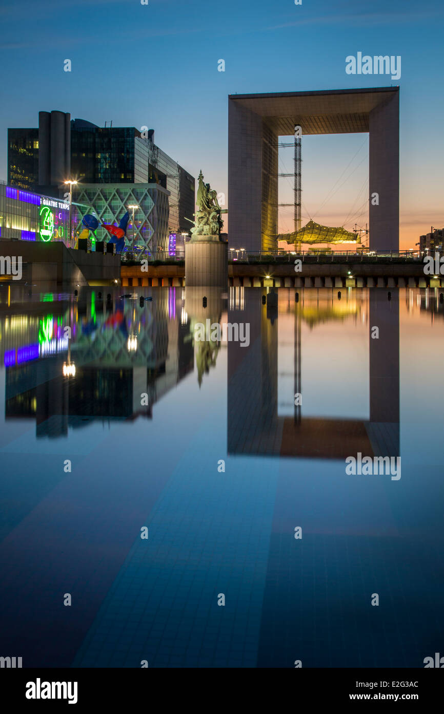 Grande arche night hi res stock photography and images Alamy