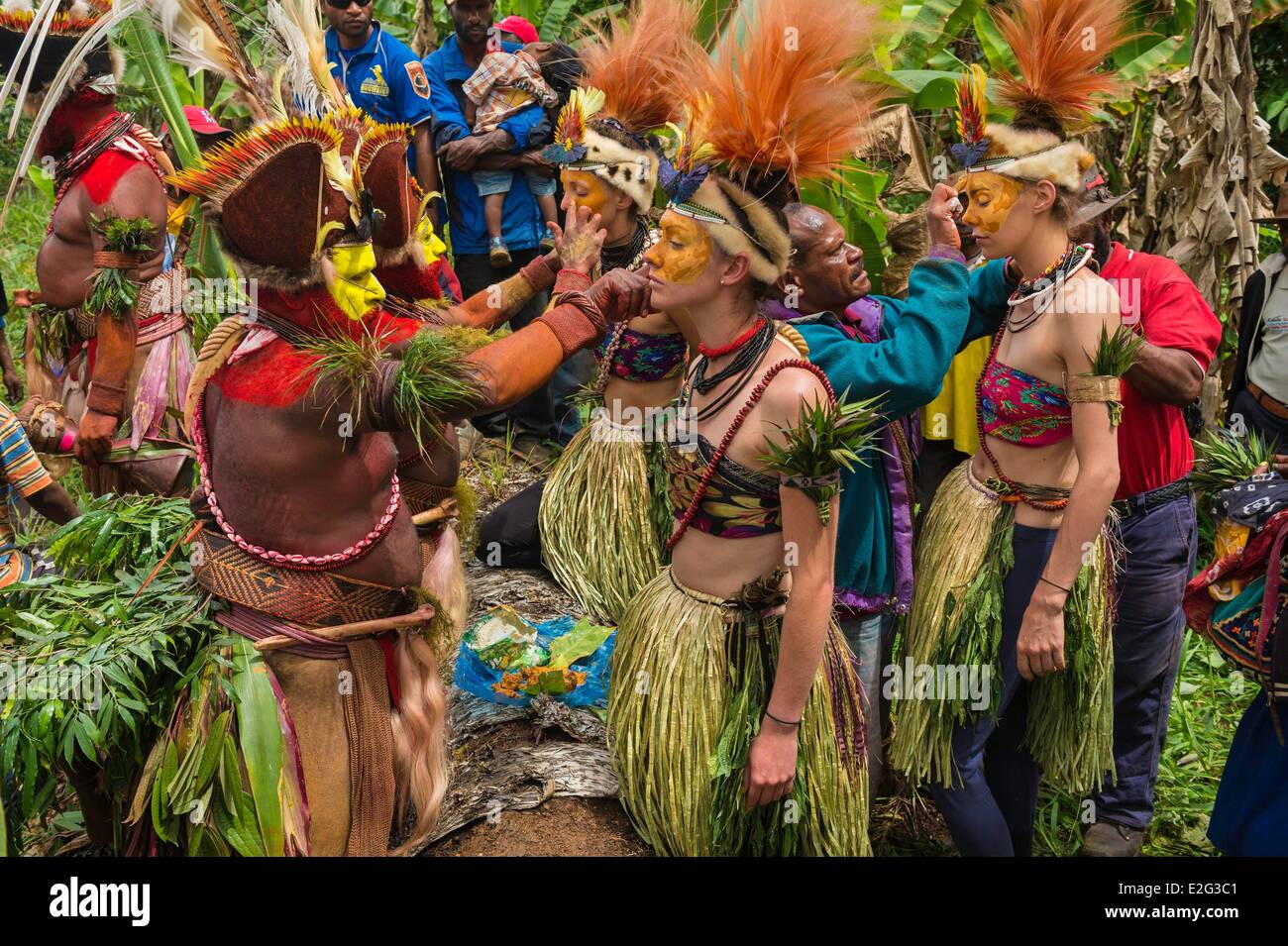 Papua New Guinea Highands Westerns Higlands province Mount Hagen Hulis  tribe Julie Bruyere Alexandra Frouin and Zara Deane Stock Photo - Alamy