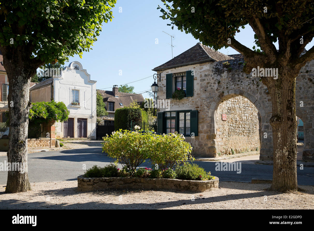 France Essonne Saint Sulpice de Faviere Place de l'eglise (Church