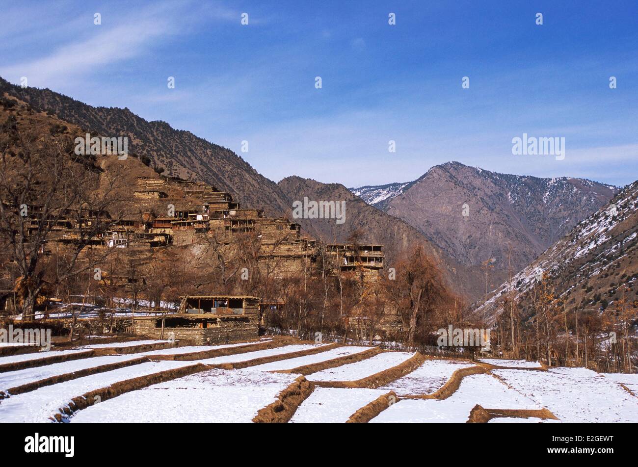 Pakistan Khyber Pakhtunkhwa Kalash valleys Bumburet valley Tarasguru village (1 800 m) in winter villages cling to steep sides of narrow Kalash valleys in order to leave few flat areas for crops Stock Photo