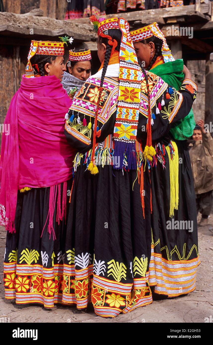 Pakistan Khyber Pakhtunkhwa Kalash valleys Bumburet valley Kalash women arguing in a circle dressed in their long embroidered dress and Shushut traditional headdress today they are most visual symbol of Kalash identity Stock Photo