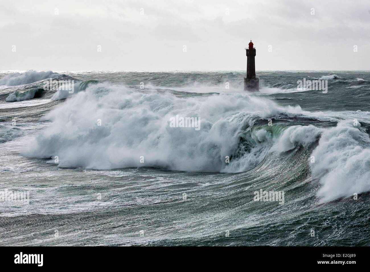 France Finistere Iroise Sea Parc Naturel Regional d'Armorique (Armorica Regional Natural Park) France Finistere Iroise Sea Parc Naturel Regional d'Armorique (Armorica Regional Natural Park) ile d'Ouessant Jument lighthouse during storm Ruth February 8th 2 Stock Photo