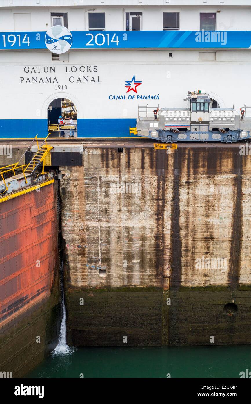 Panama Colon Gatun locks built for Canal between 1909 and 1913 they necessitated excavation of 3.8 million m3 of material and use of 1.56 million m3 of concrete sluice gate Stock Photo