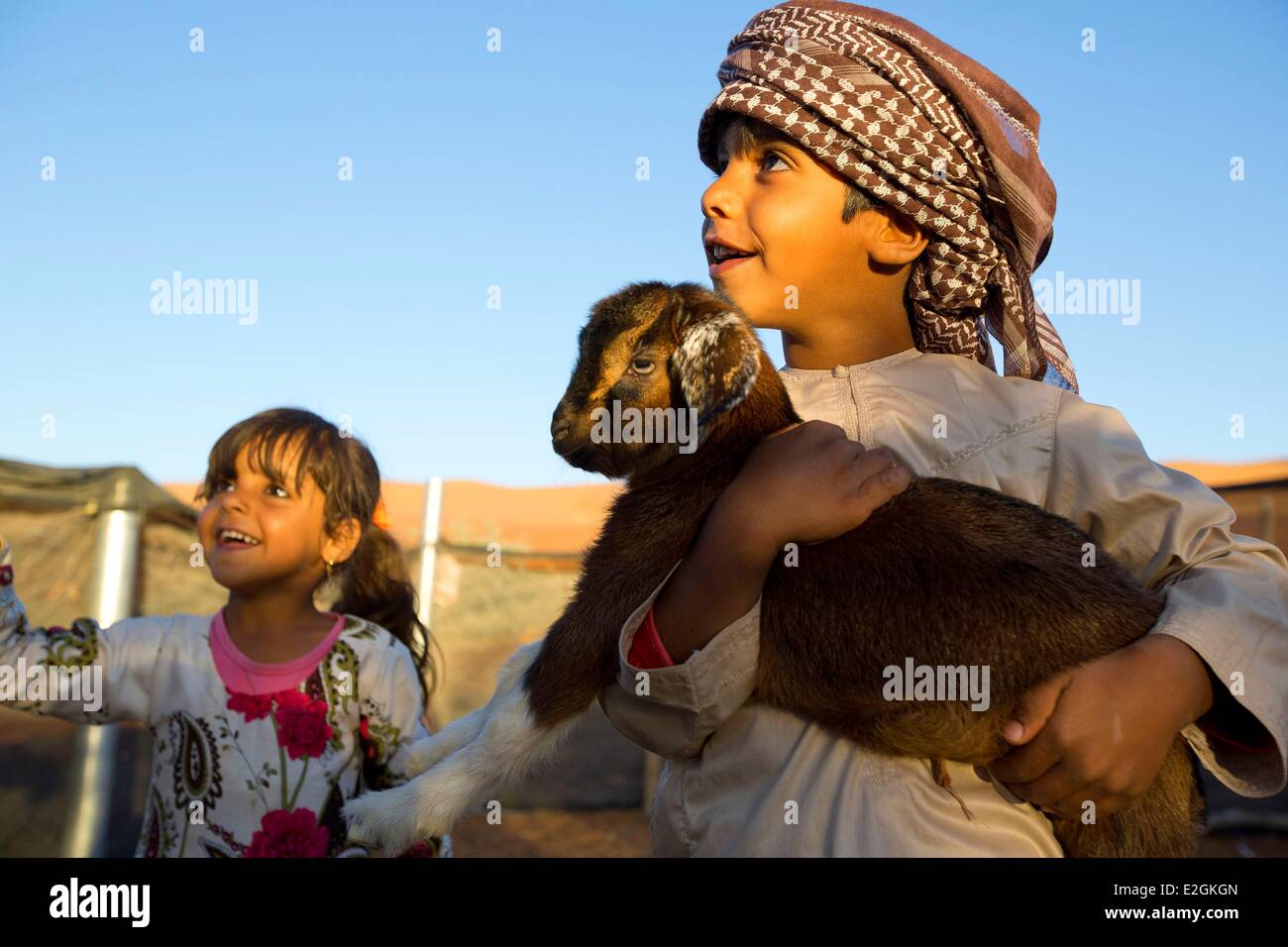 Sultanate of Oman Ash Sharqiyyah region Wahiba Sands Bidiyyah Al Rakah Bedouin children Stock Photo