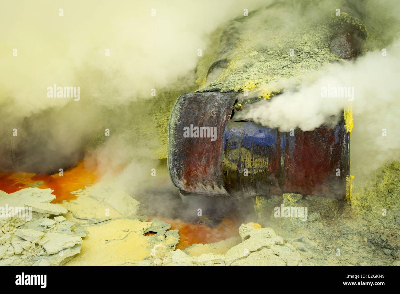 Indonesia Java Island East Java province Mining Sulfur in Kawah Ijen volcano (2500m) Stock Photo