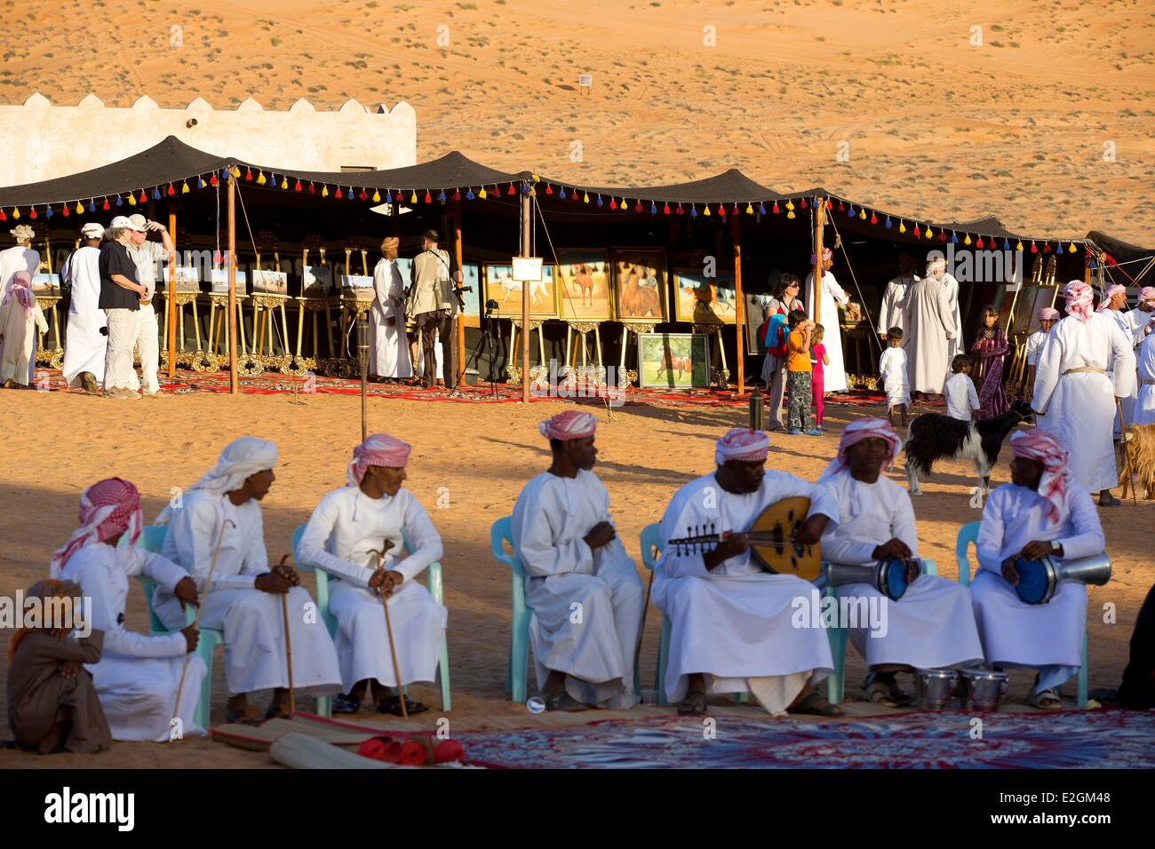 Sultanate of Oman Ash Sharqiyyah region Wahiba Sands Tawi Wareed 1000 Nights Camp Omani traditional evening Stock Photo