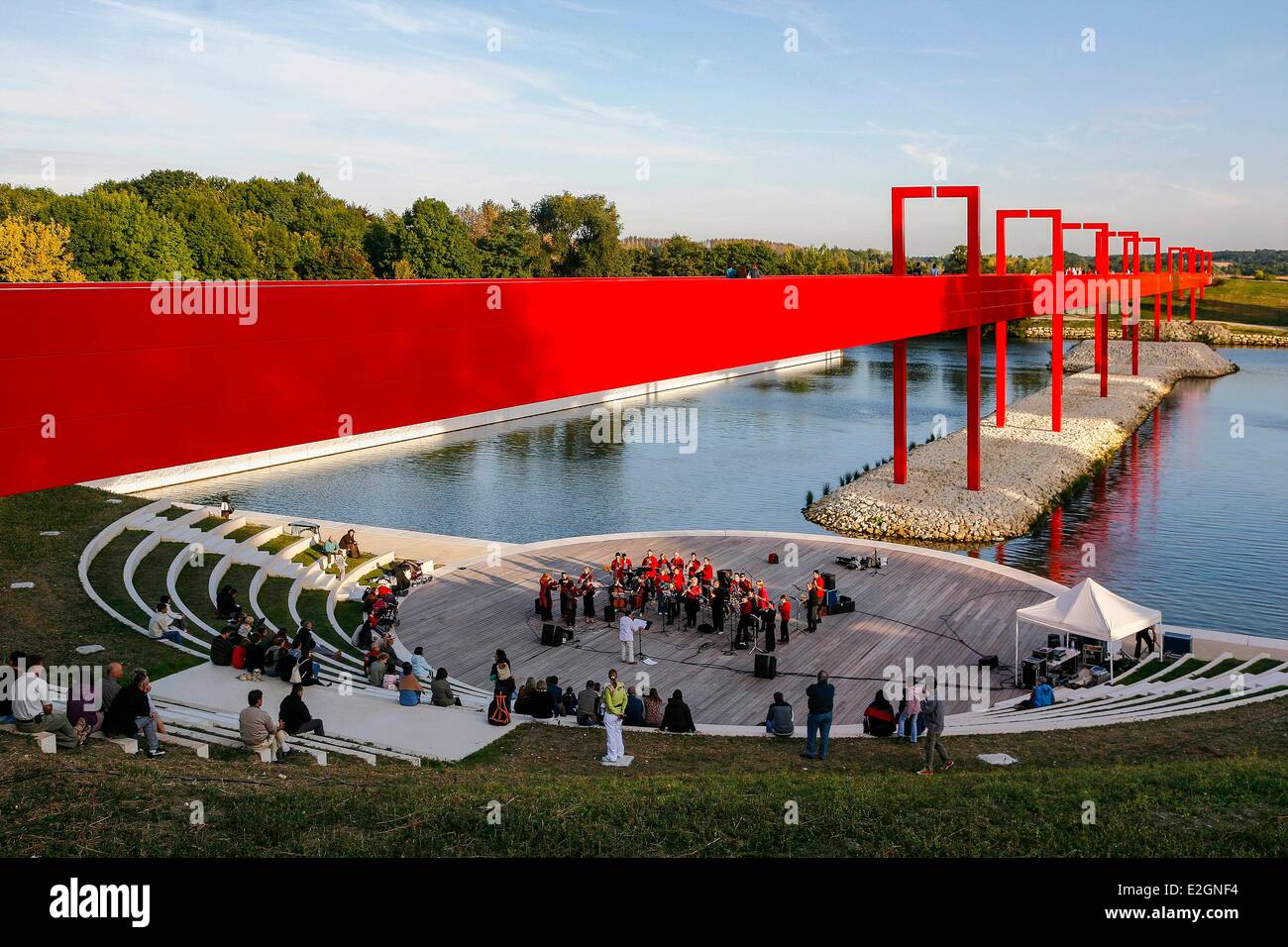 France Val d'Oise Cergy Axe Majeur monumental work conceived by architect  and sculptor Dani Karavan Amphitheatre Gateway Scene and Basins musical  entertainment on stage Stock Photo - Alamy