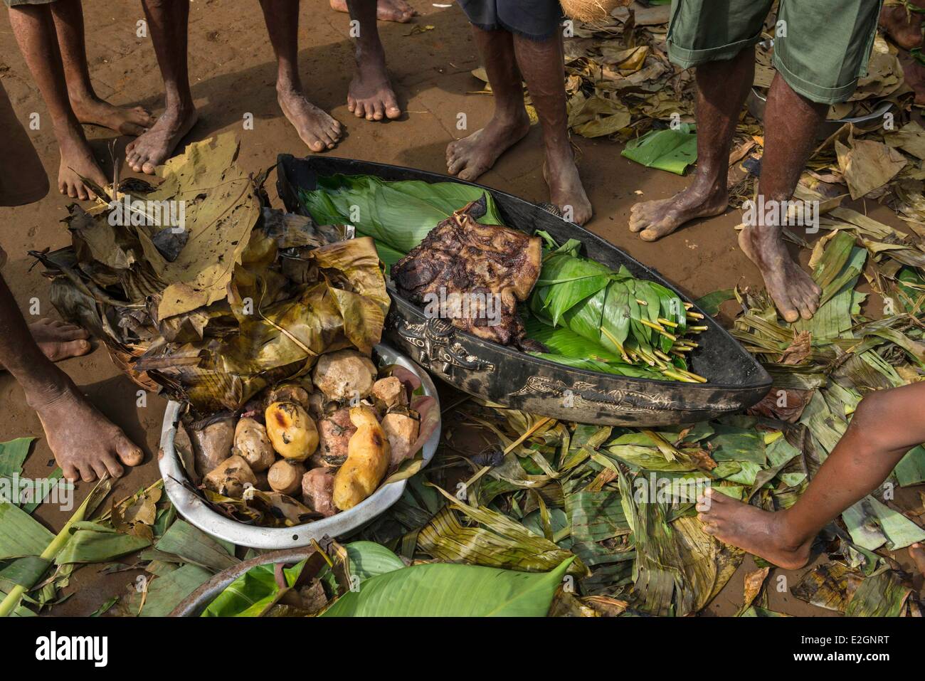 Papua New Guinea New Britain island West New Britain province Cap Gloucester district Kimbe area Rilmen village traditionnal bowl with food Stock Photo