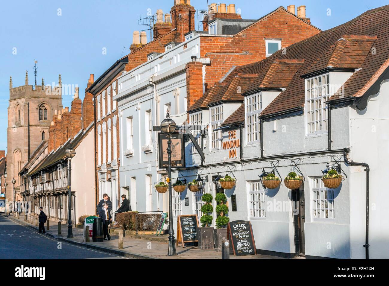 United Kingdom Warwickshire Stratford-upon-Avon Chapel Street Windmill Inn hostel located in a house of 16th century and Guild Chapel dated 15th century in background Stock Photo