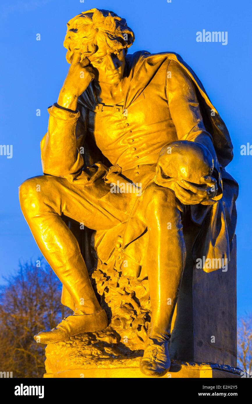 United Kingdom Warwickshire Stratford-upon-Avon Bancroft Gardens Gower Memorial monument in honor of William Shakespeare 1888 statue of Hamlet Stock Photo