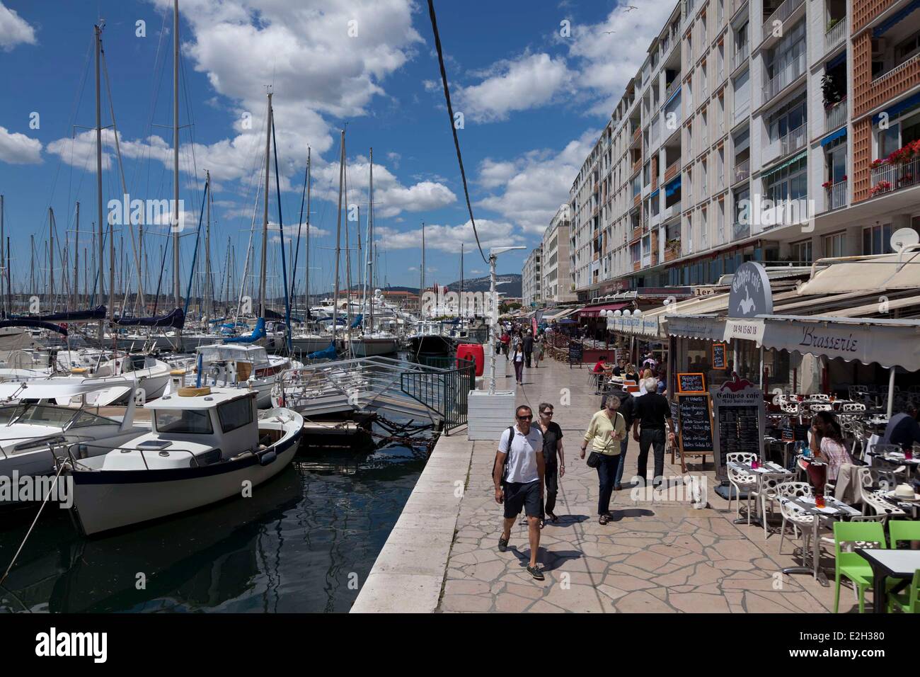 France Var Toulon le Port terrasse de restaurant du port France Var Toulon port port terrace restaurant Stock Photo