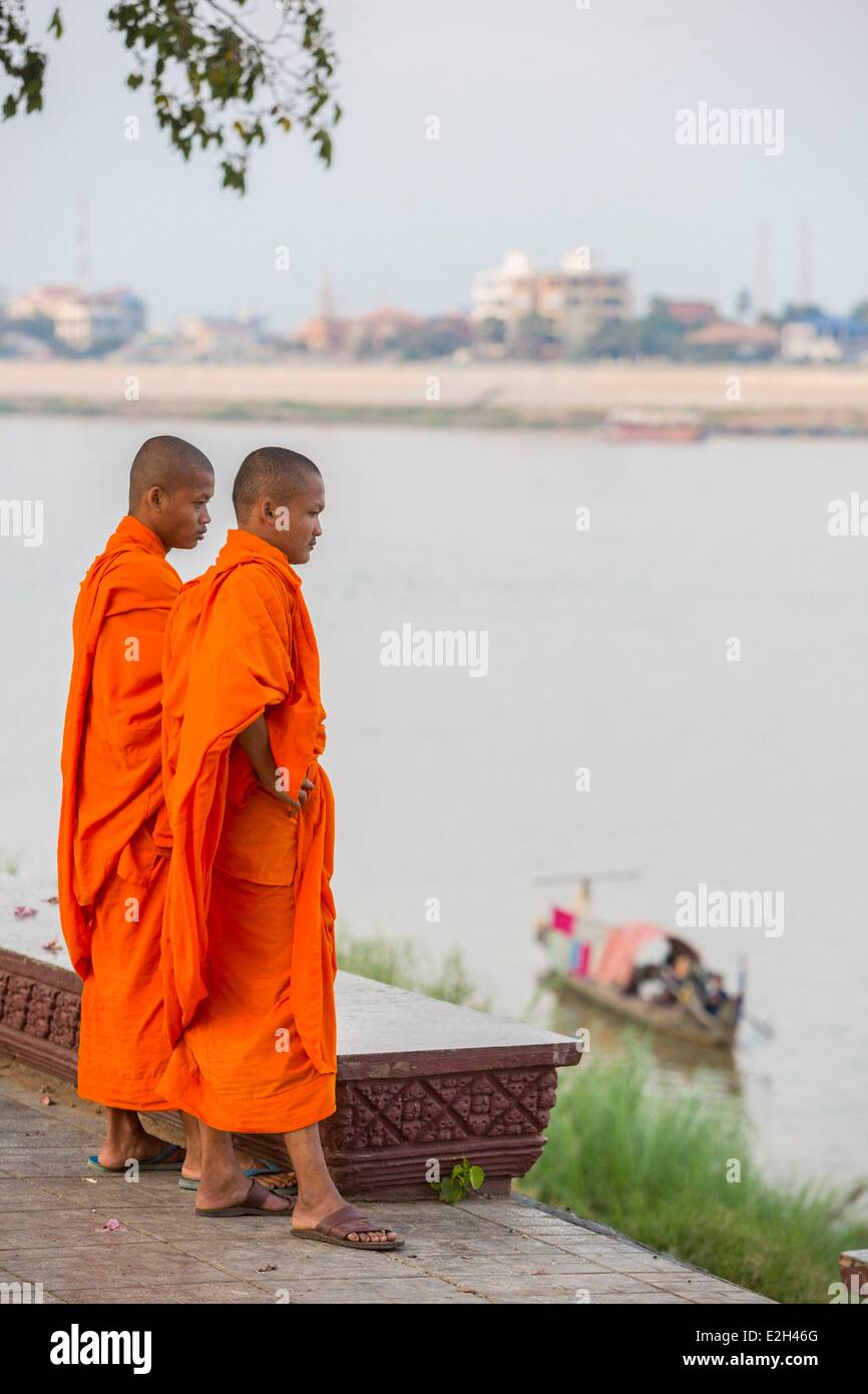 Cambodia Phnom Penh monks on Sisowath Quay in front of Tonle Sap River Stock Photo