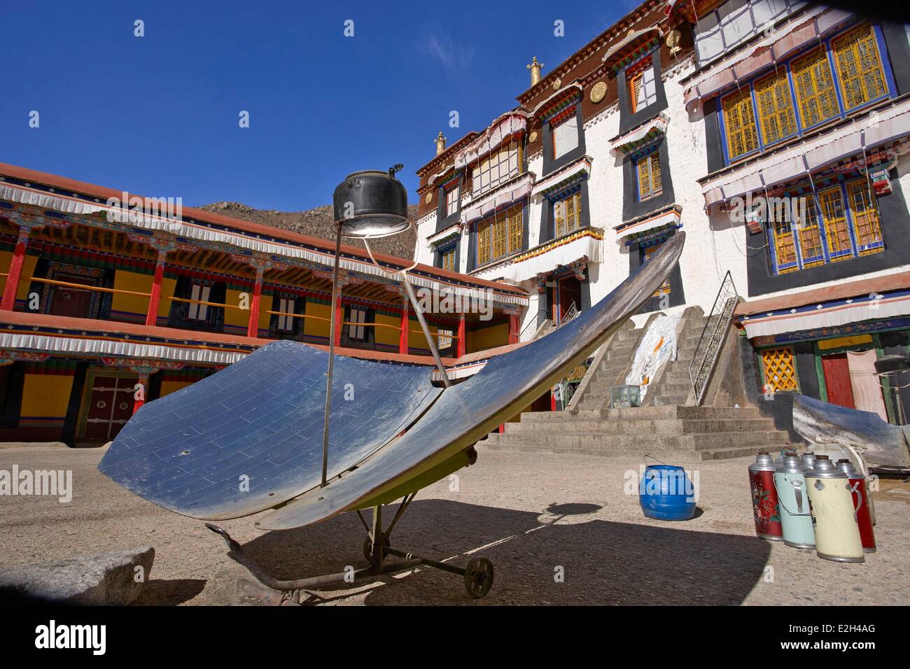 China Tibet Lhassa Parabolic solar cooker in sera monastery Stock Photo
