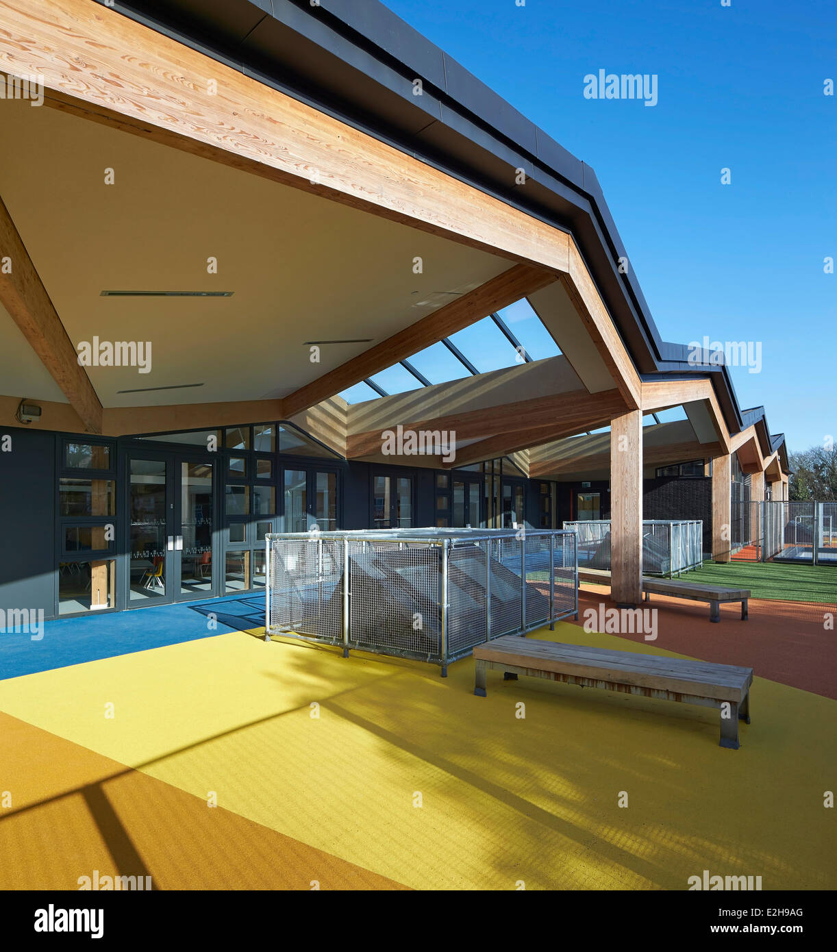 The Livity School, London, United Kingdom. Architect: Haverstock Associates LLP, 2013. Canopied exterior play area on the third Stock Photo