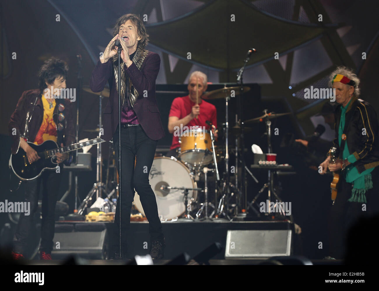 Duesseldorf, Germany. 19th June, 2014. Ron Wood (L-R), Mick Jagger, Charlie Watts and Keith Richards of rock band Rolling Stones performs on stage during a concert in Duesseldorf, Germany, 19 June 2014. Photo: Oliver Berg/dpa/Alamy Live News Stock Photo