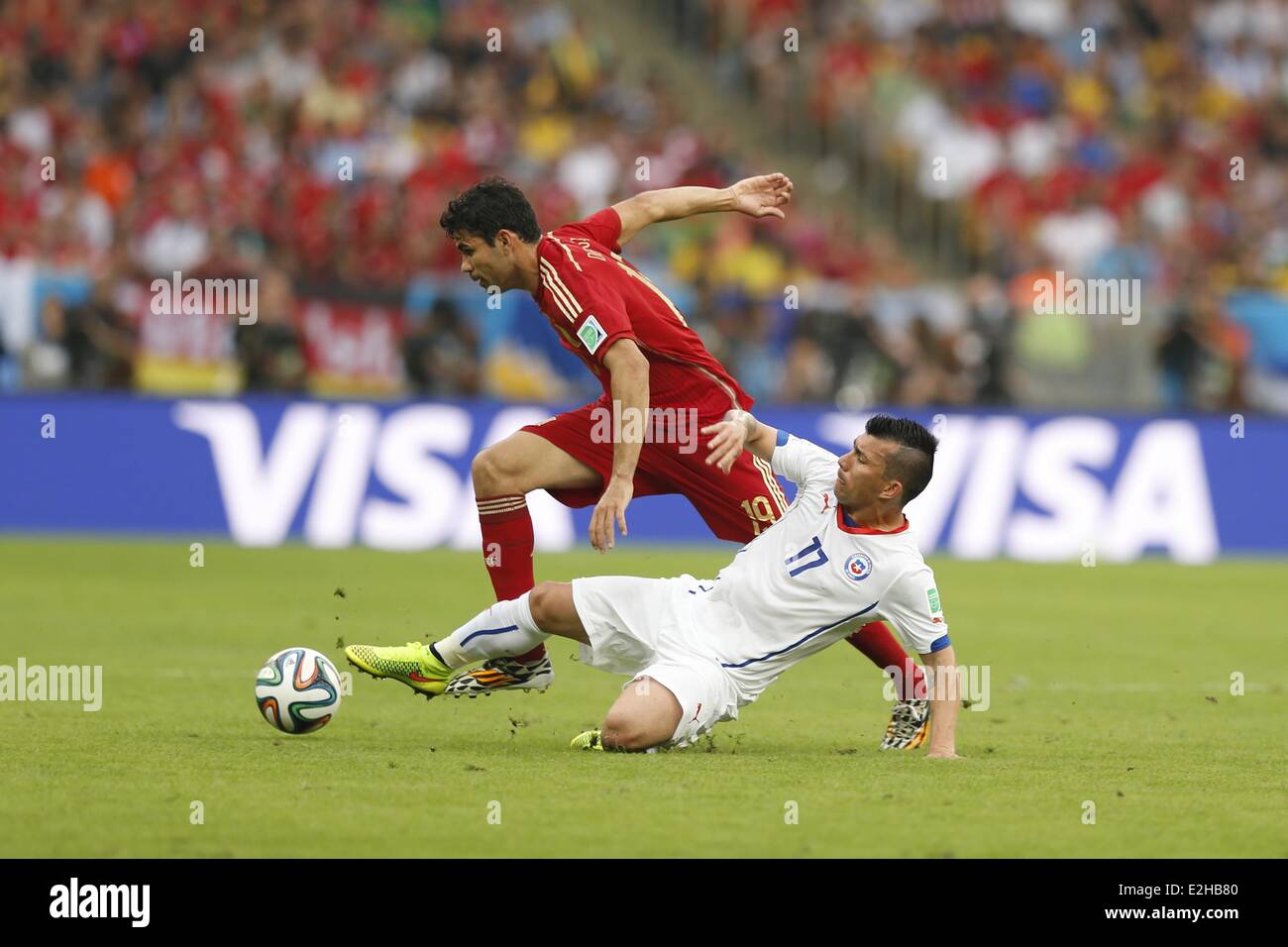 Rio de Janeiro, Brazil. 18th June, 2014. Diego Costa (ESP), Eduardo Vargas (CHI) Football/Soccer : FIFA World Cup Brazil match between Spain and Chile at the Maracana Stadium in Rio de Janeiro, Brazil . © AFLO/Alamy Live News Stock Photo