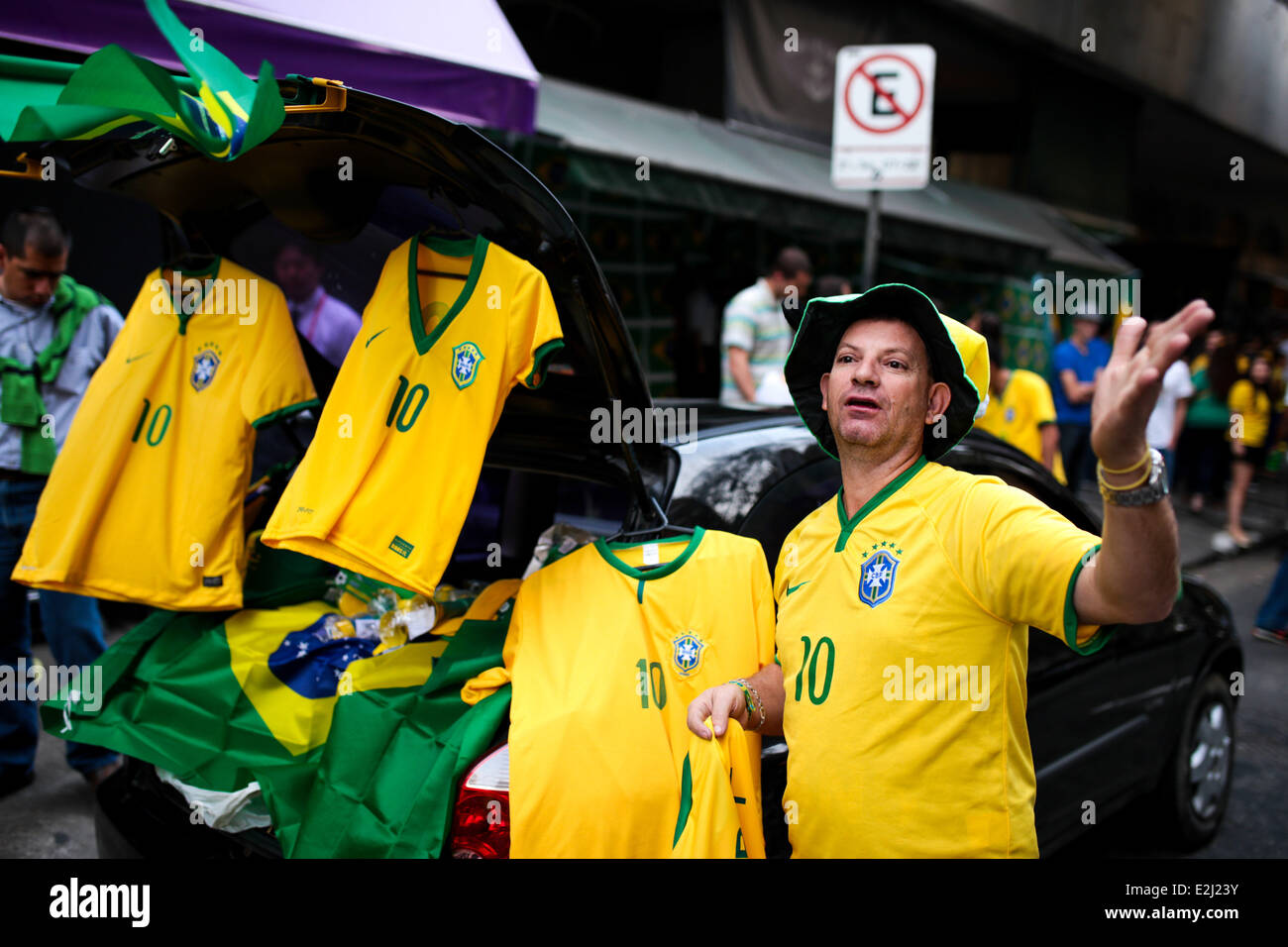 Sao Paolo, Brazil. 17th June, 2014. A Brazilian cheers for his team during the game between Brazil and Mexico that ended without goals in a street in Sao Paulo, Brazil on June 17, 2014. (Photo by Tiago Mazza Chiaravalloti/NurPhoto) © Tiago Mazza Chiaravalloti/NurPhoto/ZUMAPRESS.com/Alamy Live News Stock Photo