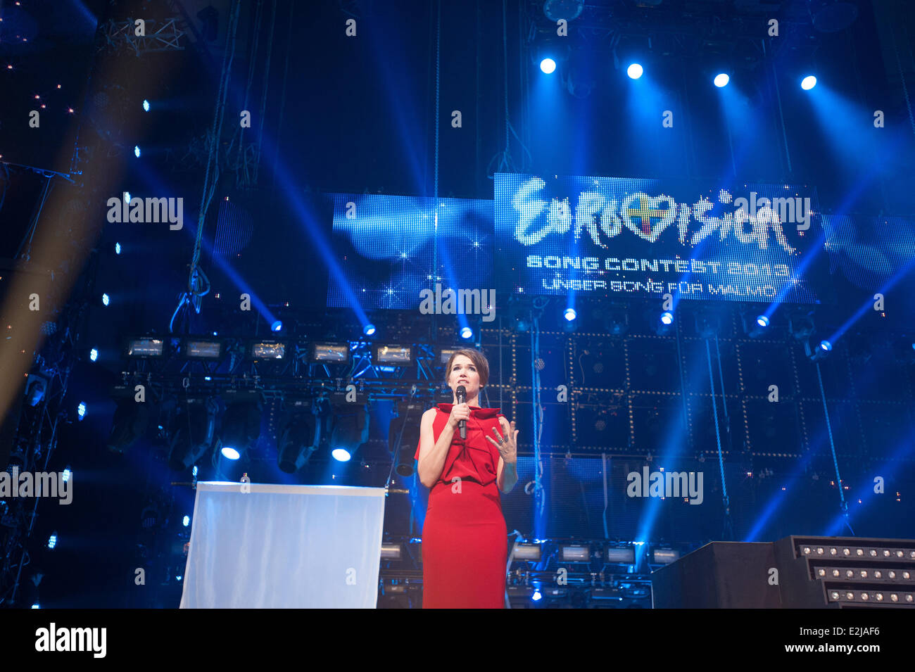 anke-engelke-at-the-show-for-the-eurovision-song-contest-unser-song