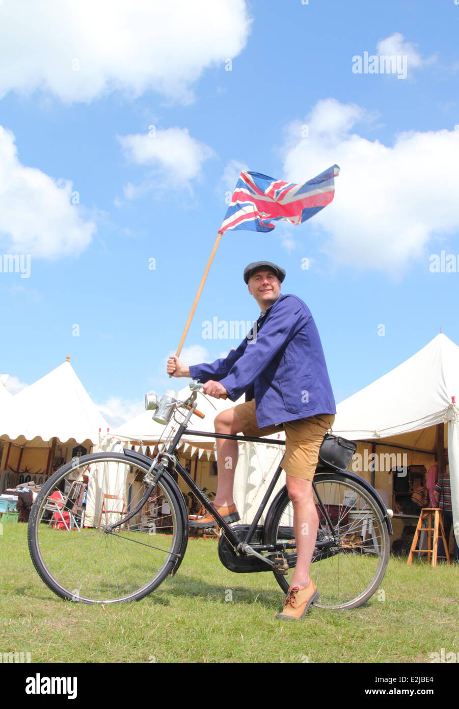 Bakewell, Derbyshire, UK 20 June'14. Simon Doughty from Leicestershire gets into the spirit of the inaugural L'Eroica Britannia festival that celebrates vintage cycling, retro fashion & local gastronomy. An annual cycling festival held in Italy since 1997, this is the first time the event has been held in the UK. At the heart of the festival is a three route tour of the Peak District. Sculptor, Simon is signed up to the 30 mile tour, riding his 1930's former Northamptonshire police force Raleigh bike. © Deborah Vernon/Alamy Live News Credit:  Deborah Vernon/Alamy Live News Stock Photo