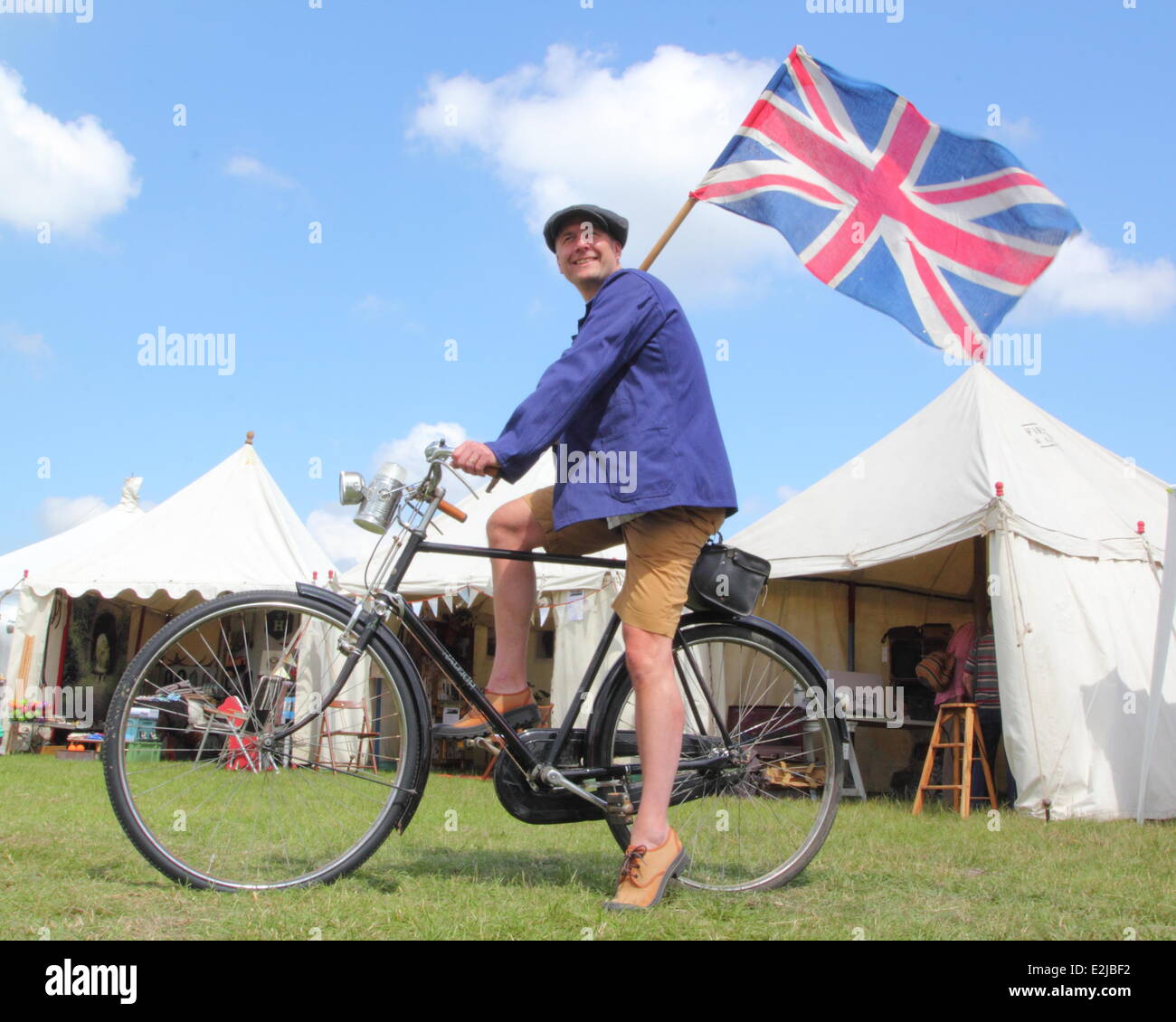 Bakewell, Derbyshire, UK 20 June'14. Simon Doughty from Leicestershire gets into the spirit of the inaugural L'Eroica Britannia festival that celebrates vintage cycling, retro fashion & local gastronomy. An annual cycling festival held in Italy since 1997, this is the first time the event has been held in the UK. At the heart of the festival is a three route tour of the Peak District. Sculptor, Simon is signed up to the 30 mile tour, riding his 1930's former Northamptonshire police force Raleigh bike. © Deborah Vernon/Alamy Live News Credit:  Deborah Vernon/Alamy Live News Stock Photo