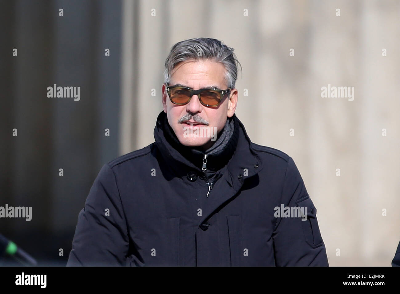 50 мужчин и 1. Джордж Клуни в солнцезащитных очках. Седой мужчина в очках. Мужчины за 50. Красивые мужчины за 50.