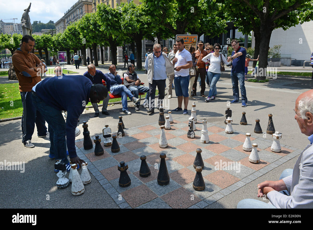 People playing chess park hi-res stock photography and images - Page 3 -  Alamy