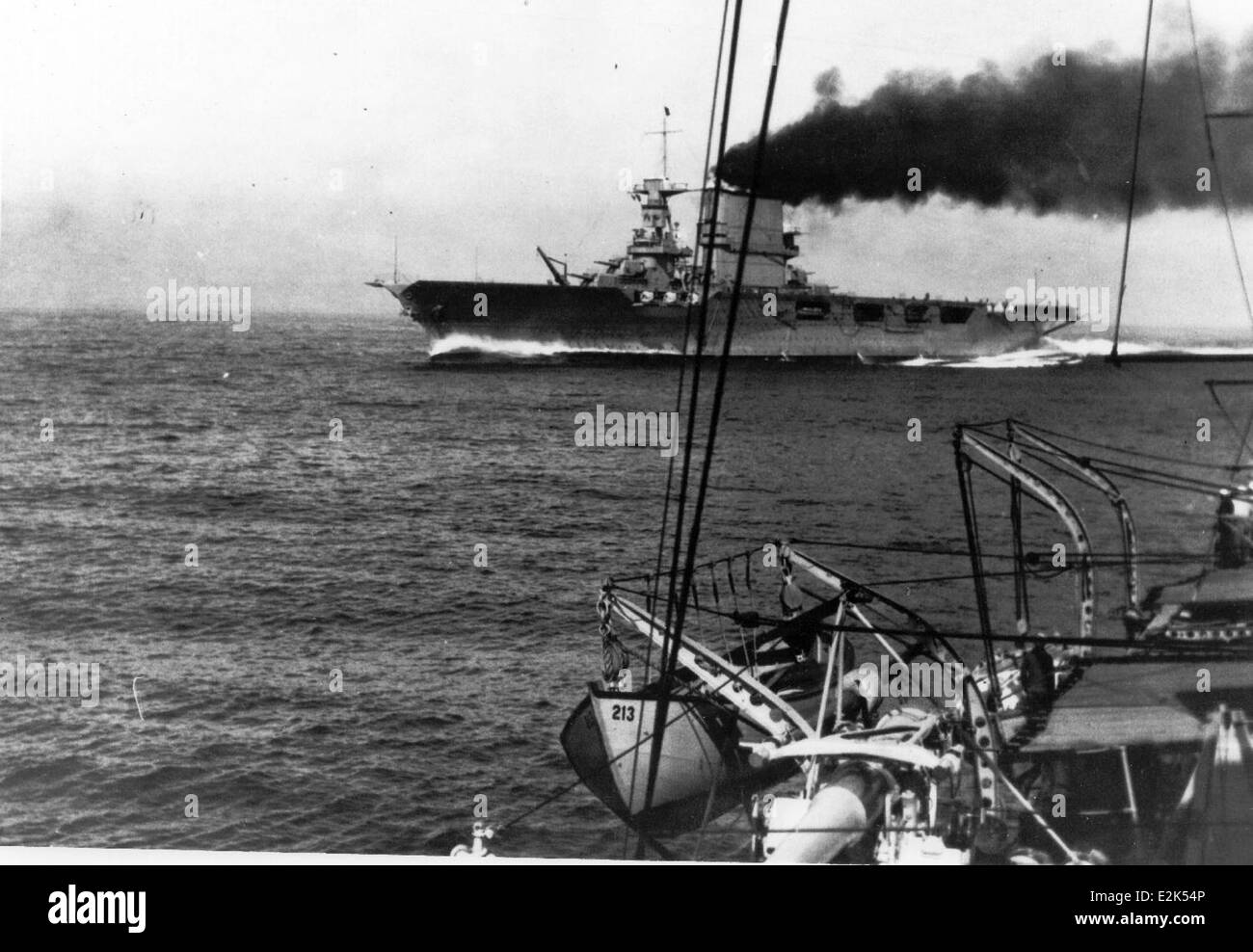 World war ii aircraft carrier Black and White Stock Photos & Images - Alamy