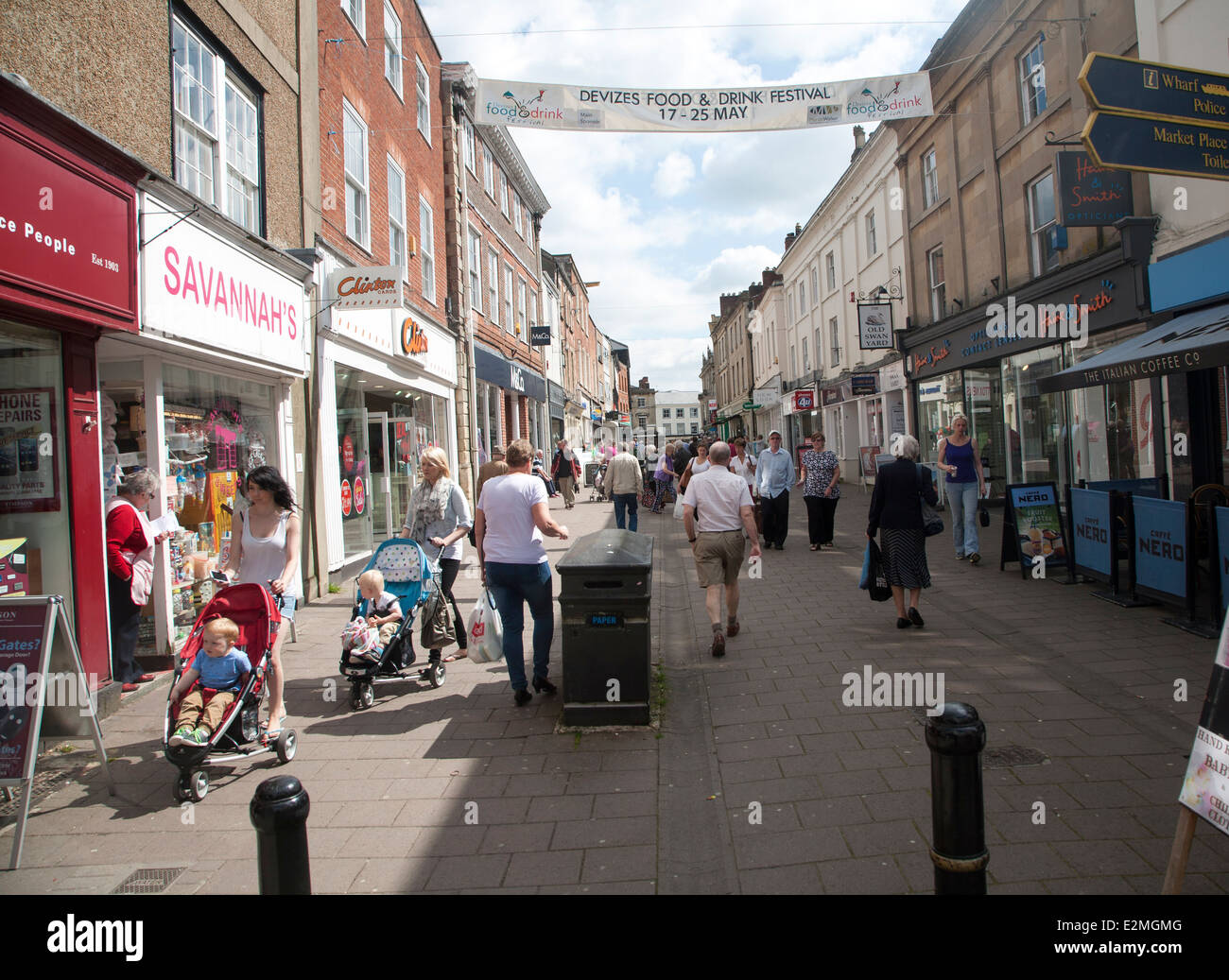 Devizes Shopping High Resolution Stock Photography And Images Alamy