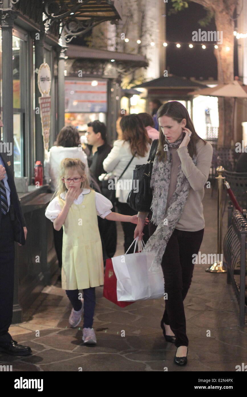 Jennifer Garner shopping with her daughter at the American Girl doll