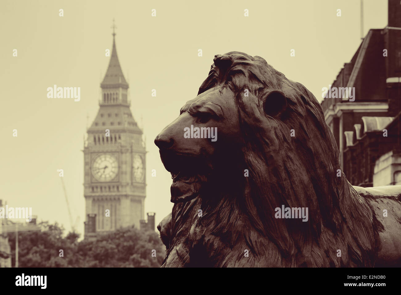 Architecture statue lion hi-res stock photography and images - Alamy