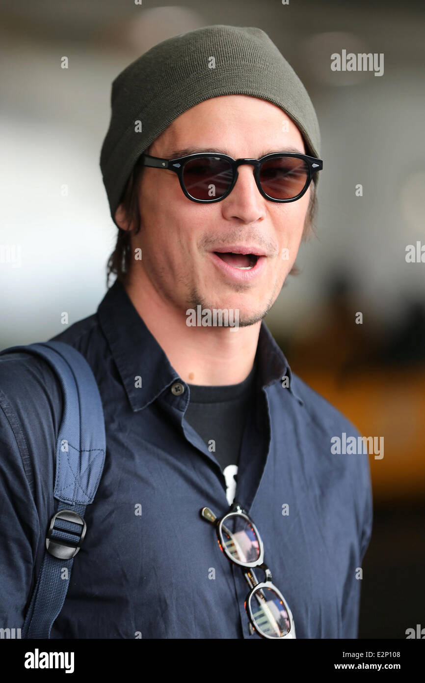Josh Hartnett arrives at LAX airport wearing a winter hat. Hartnett waits  for his luggage with